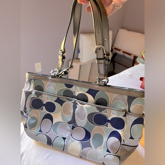 Coach signature logo Tote. - Picture 1 of 2